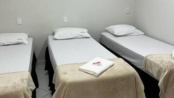 トリプルルーム | WiFi (無料)、ベッドシーツ