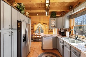 Cabane, 3 chambres | Cuisine privée | Réfrigérateur, four, cafetière/bouilloire, grille-pain