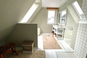 Een douche, een haardroger, handdoeken, zeep