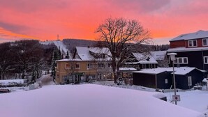 Eine verschneite Stadt mit Gebäuden und blauem Himmel.