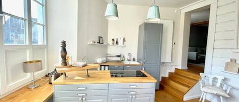 Køleskab, kogeplade, opvaskemaskine, kaffe-/temaskine