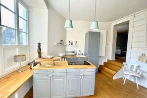 Refrigerador, parrilla de estufa, lavavajillas y cafetera y tetera 