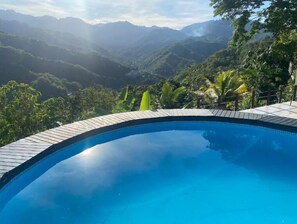 Hồ bơi ngoài trời