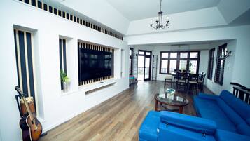 Deluxe Apartment, 4 Bedrooms | Living area