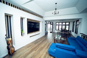 Deluxe Apartment, 4 Bedrooms | Living area
