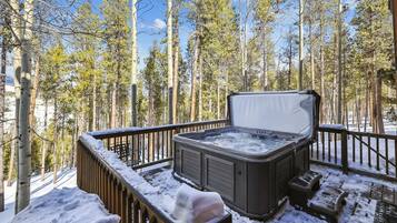 House, 4 Bedrooms | Property grounds