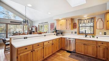 House, 4 Bedrooms | Private kitchen | Oven, coffee/tea maker