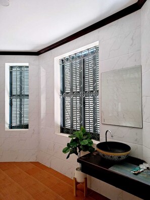 Cabezal de ducha tipo lluvia, artículos de tocador gratuitos