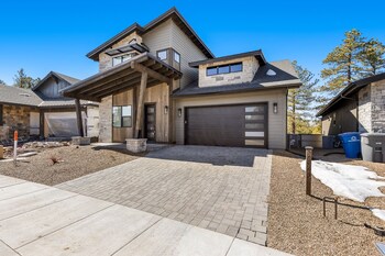 Cottonrose Flagstaff 5 Bedroom Home by RedAwning