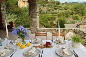 Outdoor dining - Casa Val Neva: Panorama-dachterrasse & 30min Fahrt zum Meer (Erli)