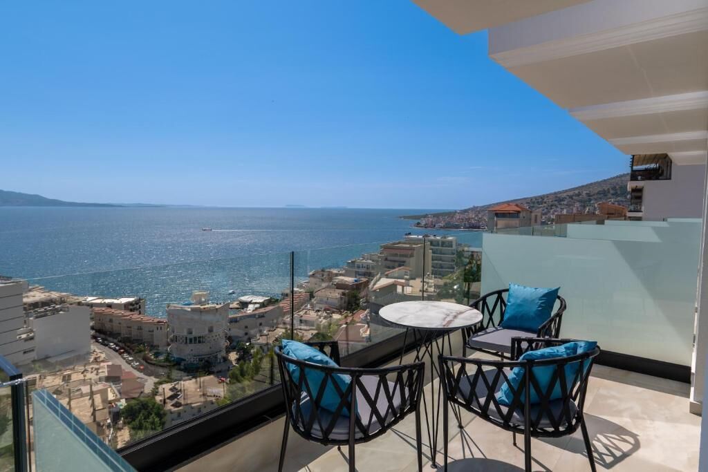 Habitación triple superior, balcón, vistas al mar | Balcón