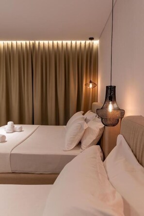 Superior-Dreibettzimmer, Balkon | Minibar, Zimmersafe, Schreibtisch, Verdunkelungsvorhänge