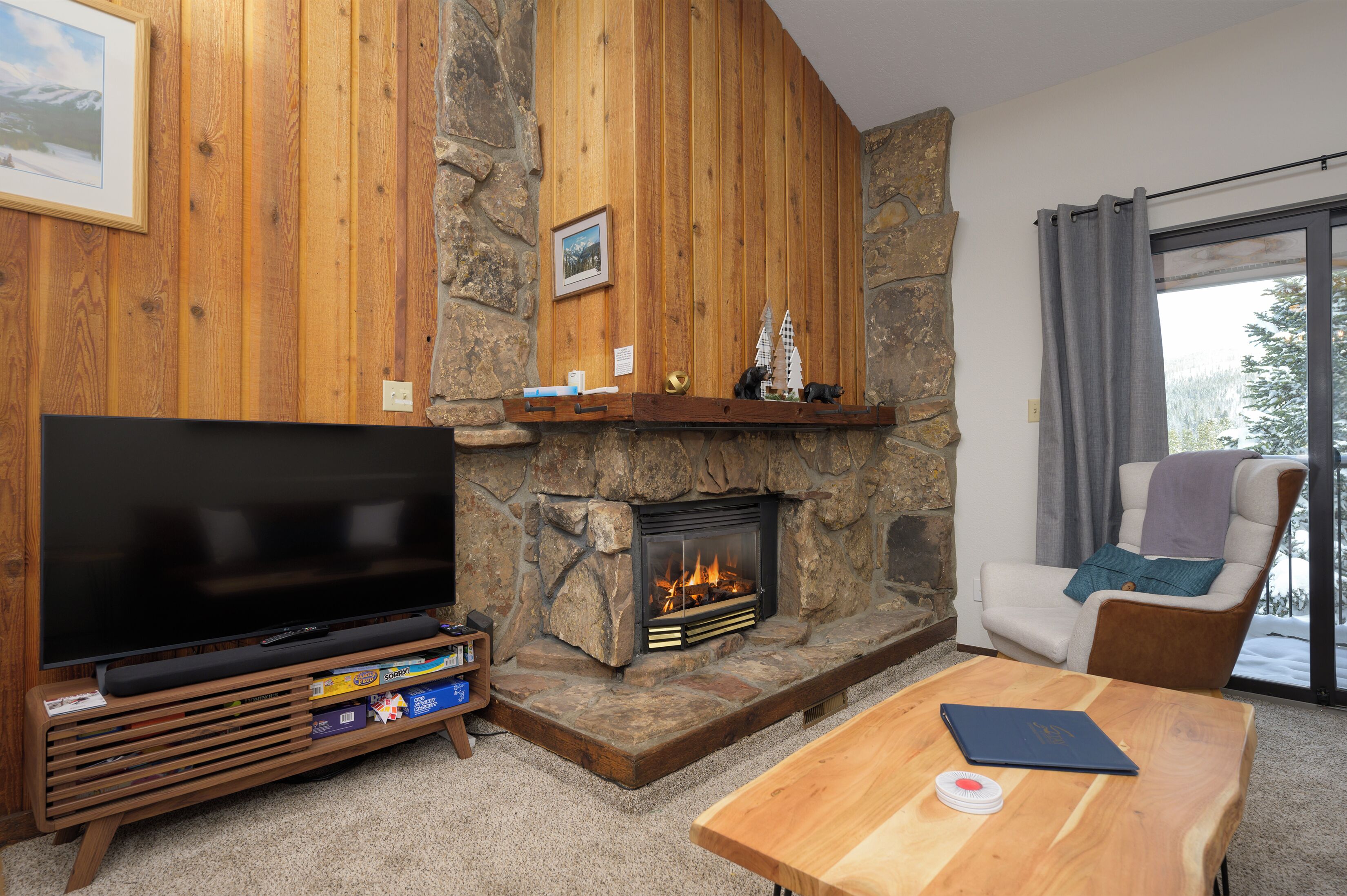 Televisión, chimenea y monitor de computadora 