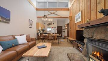 Televisión y chimenea