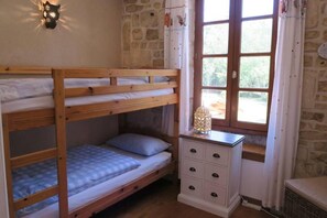 4 slaapkamers, een bureau, een strijkplank/strijkijzer, gratis wifi