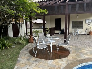 Outdoor dining - Cozy and Spacious House. For Those Seeking Rest on the Beaches of Buzios (Armação dos Búzios)