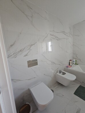 Toallas, jabón, papel de baño 
