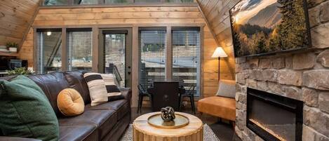 Televisión, chimenea y oficina