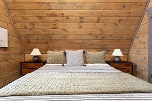 1 bedroom, iron/ironing board, WiFi, bed sheets - Gatlinburg A Frame/1.4 Miles 2 Downtown/Hot tub (Gatlinburg)