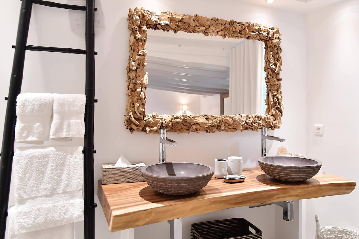 Comfort Double Room, 1 King Bed | Bathroom | Shower, hair dryer, bathrobes, slippers