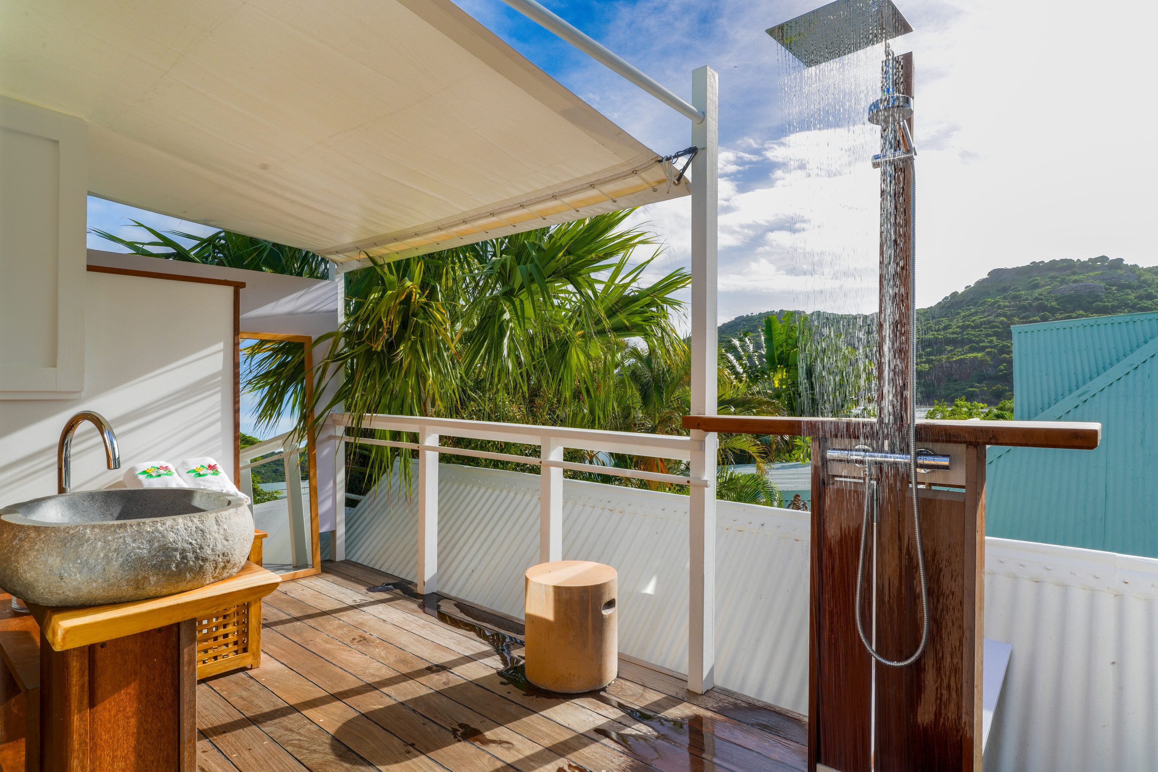 Lodge Liberty | Bathroom | Shower, hair dryer, bathrobes, slippers