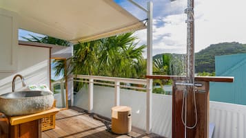Lodge Liberty | Bathroom | Shower, hair dryer, bathrobes, slippers