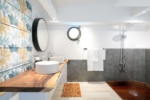 Signature villa | Badkamer | Een douche, een haardroger, badjassen, pantoffels