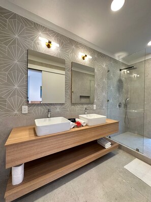 Shower, towels, soap, shampoo - 3BR Luxury Villa Rooftop Pool 3 Min to Beach (Mal Pais, Cobano)