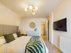 1 bedroom, desk, iron/ironing board, travel crib - Cosy Covent Garden Apartment (London)