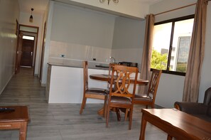 Suite – comfort, 1 soverom, ikke-røyk, strandutsikt | Oppholdsområde | En 43-tommers smart-TV med digitale kanaler samt Netflix