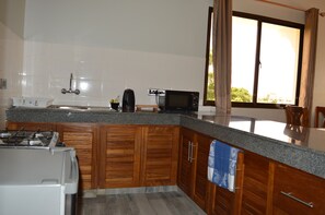 Miljøvennlige rengjøringsmidler og papirhåndklær