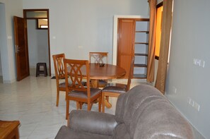 Executive Apartment | Living area | 43-inch Smart TV with digital channels, Netflix, streaming services - HOTEL TIFFANY (Mombasa)