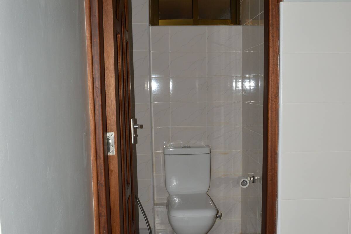 Classic Studio, 1 King Bed, Non Smoking | Bathroom | Rainfall showerhead, towels, soap, toilet paper