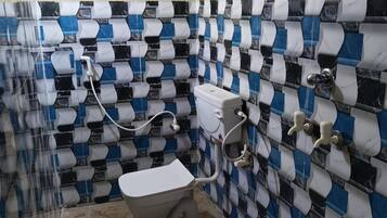 Standard Double Room | Bathroom | Shower, rainfall showerhead, free toiletries, bidet