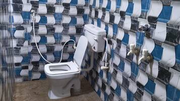 Shower, rainfall showerhead, free toiletries, bidet