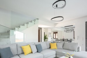 Smart TV, ping pong, books, stereo - Montem SeaView Villa I, a Summer Retreat in Bali (Rethymno)