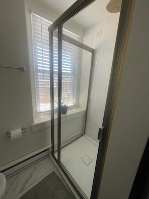 Douche, sèche-cheveux, serviettes fournies