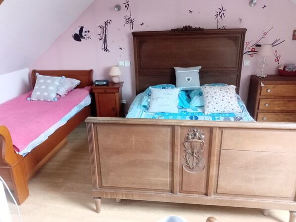 1 habitación, tabla de planchar con plancha, wifi y ropa de cama 
