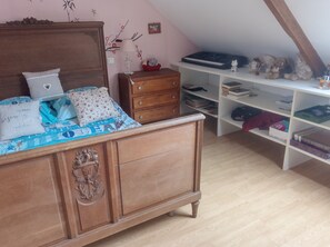 1 habitación, tabla de planchar con plancha, wifi y ropa de cama 
