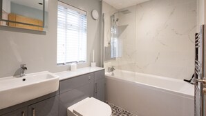 Unclassified image, 3 of 12, button - 5 Bedroom Modern & Contemporary Spacious House! (Bath)