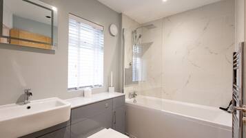 Rumah | Kamar mandi | Kombinasi shower/bathtub, bathtub besar,  dan handuk