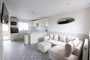 House | Living area - 5 Bedroom Modern & Contemporary Spacious House! (Bath)