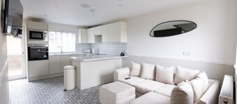 5 Bedroom Modern & Contemporary Spacious House!