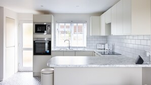 Unclassified image, 4 of 12, button - 5 Bedroom Modern & Contemporary Spacious House! (Bath)