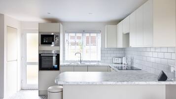 House | Private kitchen | Fridge, microwave, oven, stovetop