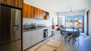 Una cocina moderna con armarios de madera, electrodomésticos de acero inoxidable y un comedor con vistas.