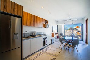 Kühlschrank, Mikrowelle, Ofen, Herdplatte