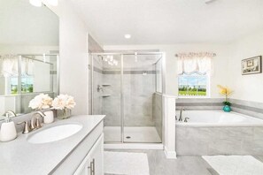 Chuveiro, secador de cabelo, toalhas de banho, sabonete