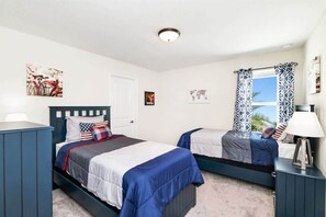 6 quartos, cofres nos quartos, escrivaninha