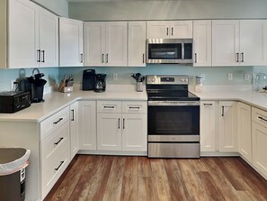Geladeira, micro-ondas, fogão, cooktop